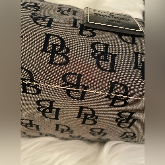 Dooney & Bourke with authenticity papers - Picture 2 of 15